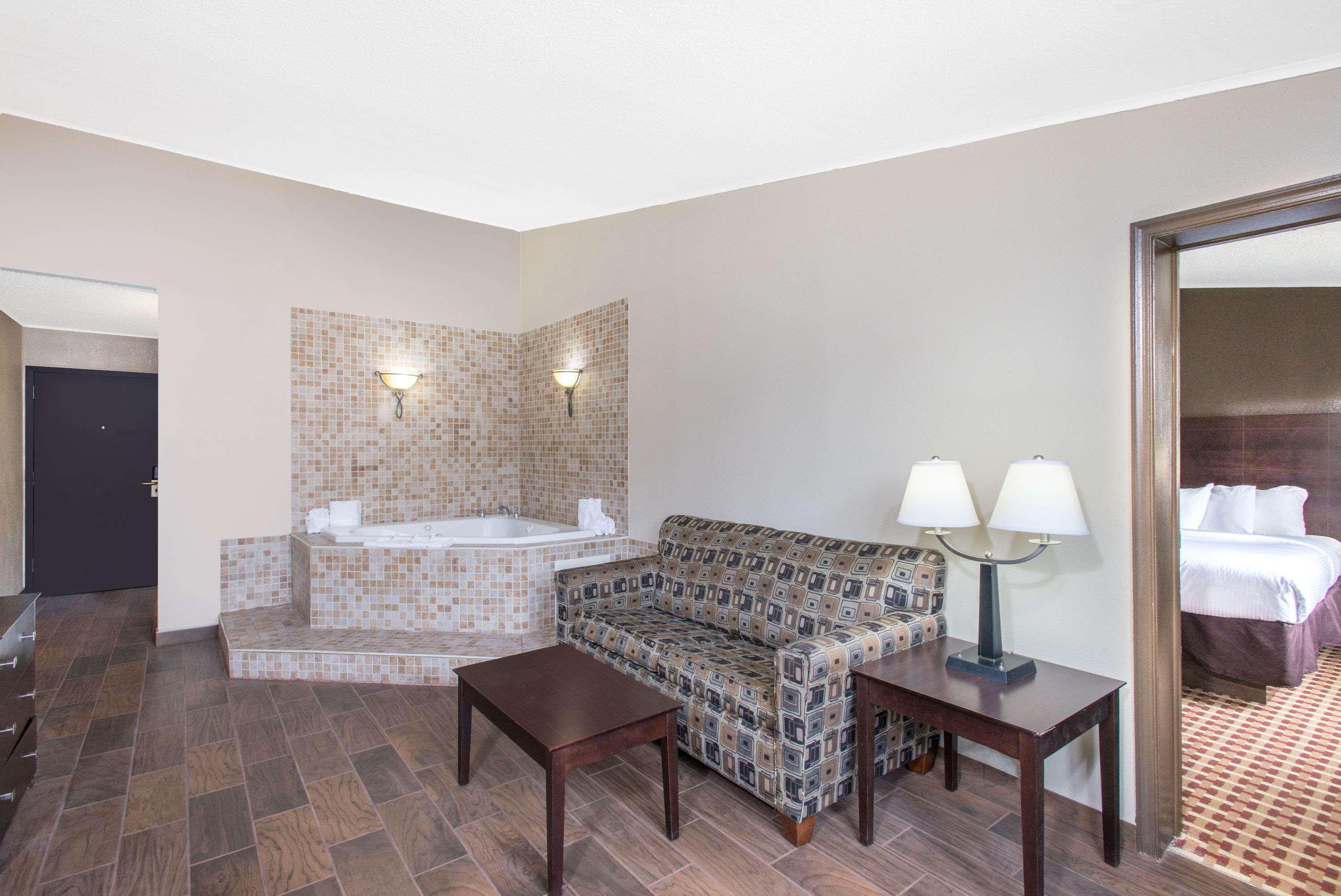 Ramada By Wyndham Allentown Bethlehem Экстерьер фото